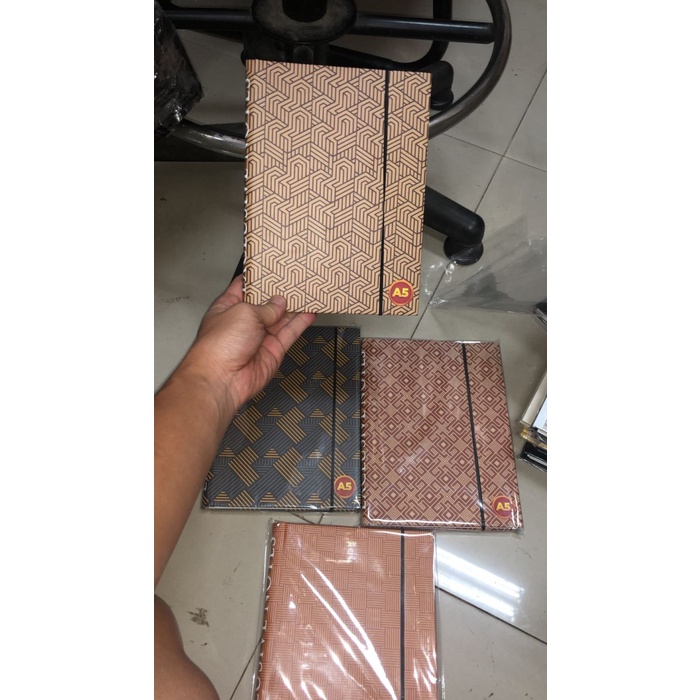 

((((()paling dicari] buku agenda karet ukuran a5 isi 95 lembar achiang batik ring kawat dal