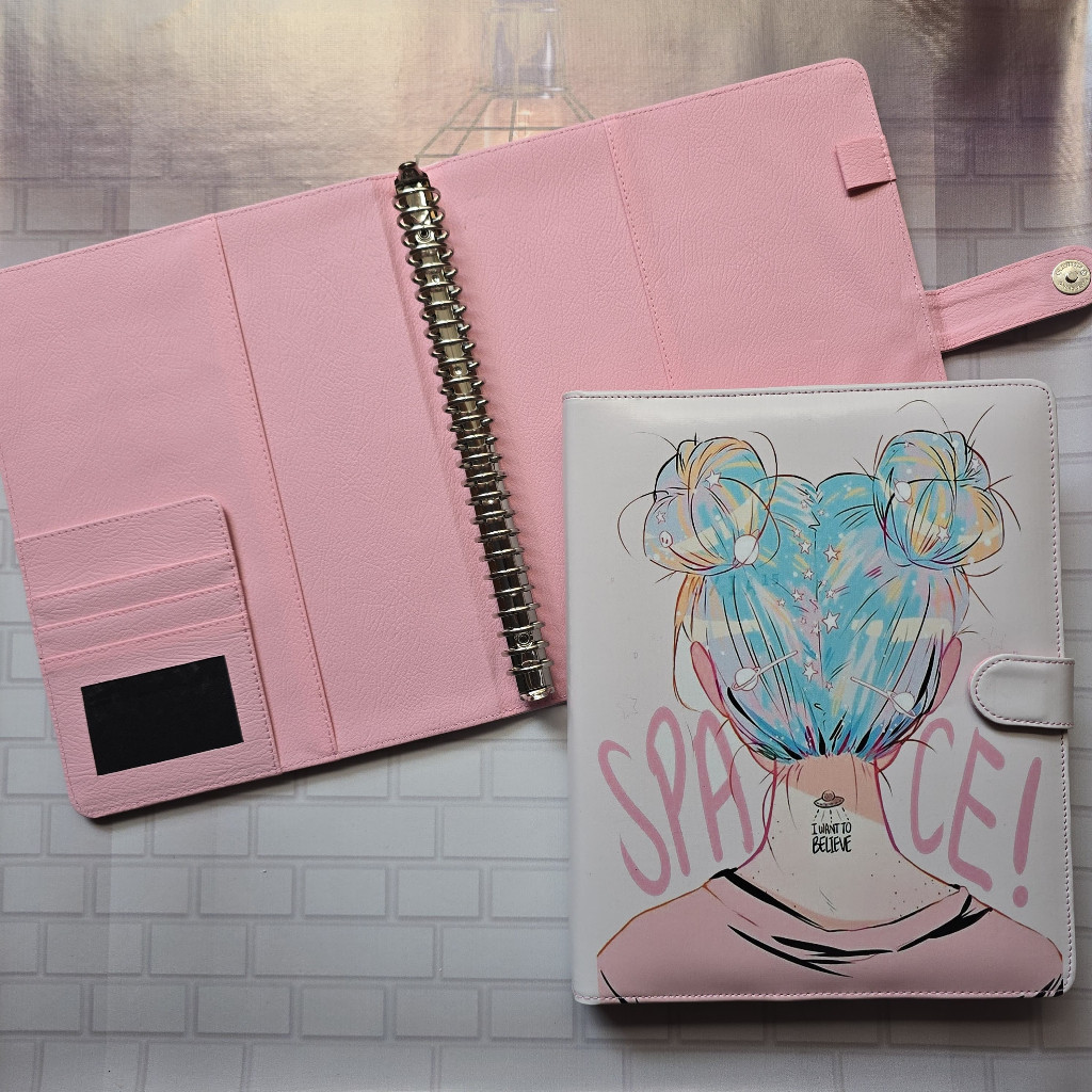 

Binder Motif Lady Ukuran A5 20ring Dan B5 26ring Bahan Kulit Sintetis Binder Aesthetic Glossy