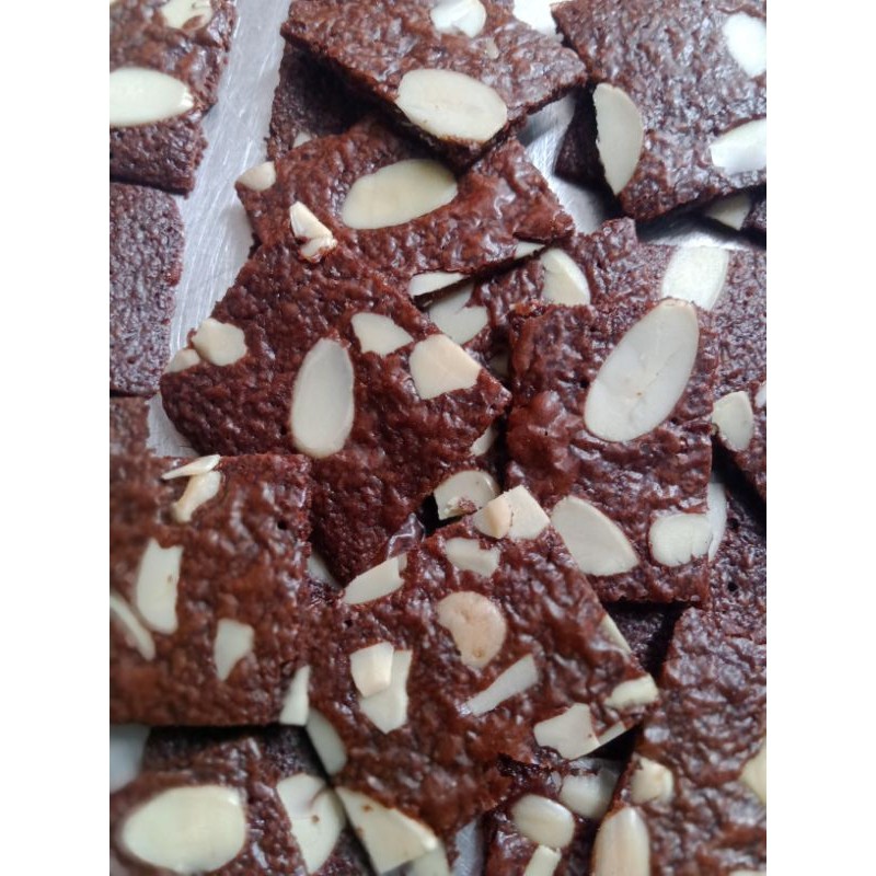 

Cemal Cemil Makyus Keripik Brownies Kering Renyah Brownies Crispy Keju Choco Almond
