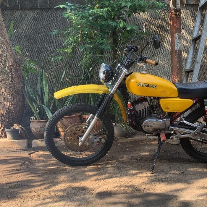 Bengkel motor vintage Yamaha RS Yamaha DT100 Restorasi tune up modif