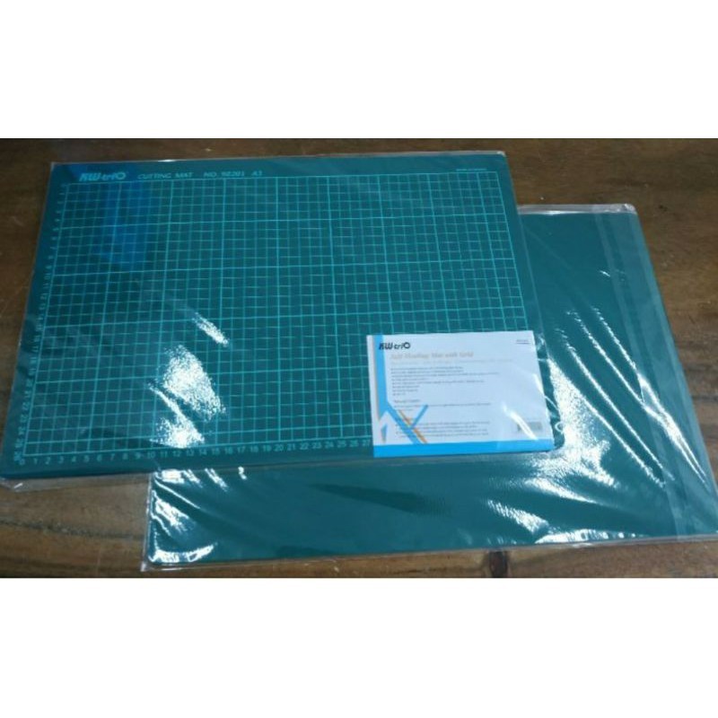 

JH8 Cutting Mat ukuran A2, made in taiwan, Kw-Trio 9Z202 (PINK, HITAM, HIJAU)