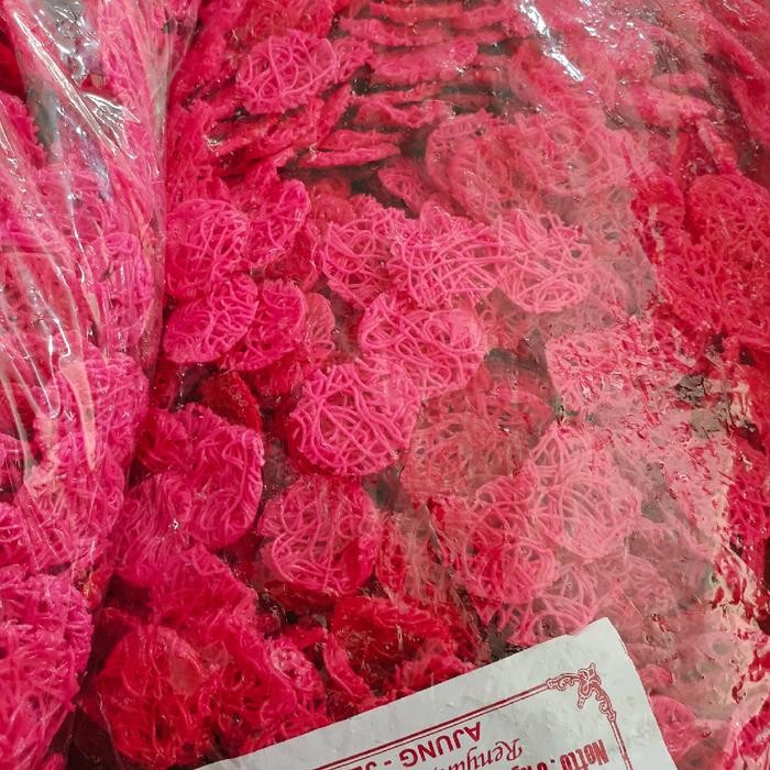 

JTTOP" KERUPUK BARABER MERAH MENTAH, KHAS JEMBER. CAP BERLIAN. 1KG. MAKANAN