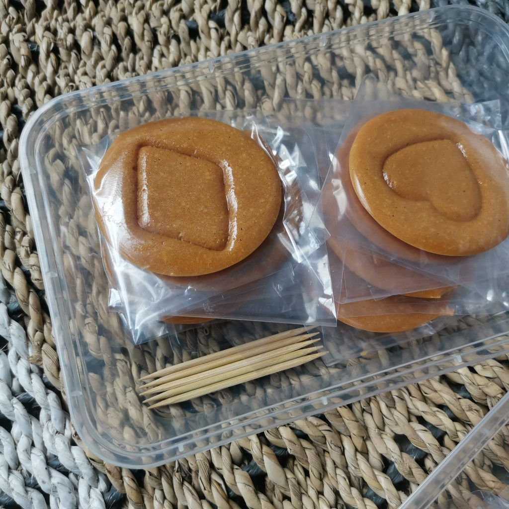 

Eumsig Dalgona Candy Squid Game Permen Bulat Viral 1 Box Isi 10 Pcs