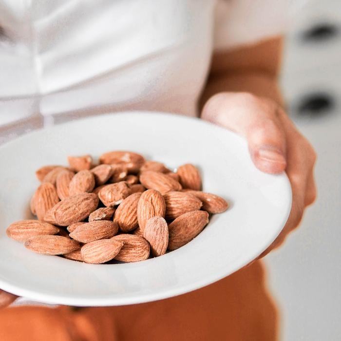 

Caraka.store1 Kacang Almon utuh panggang oven 500 gram / whole roasted almond 500 gr