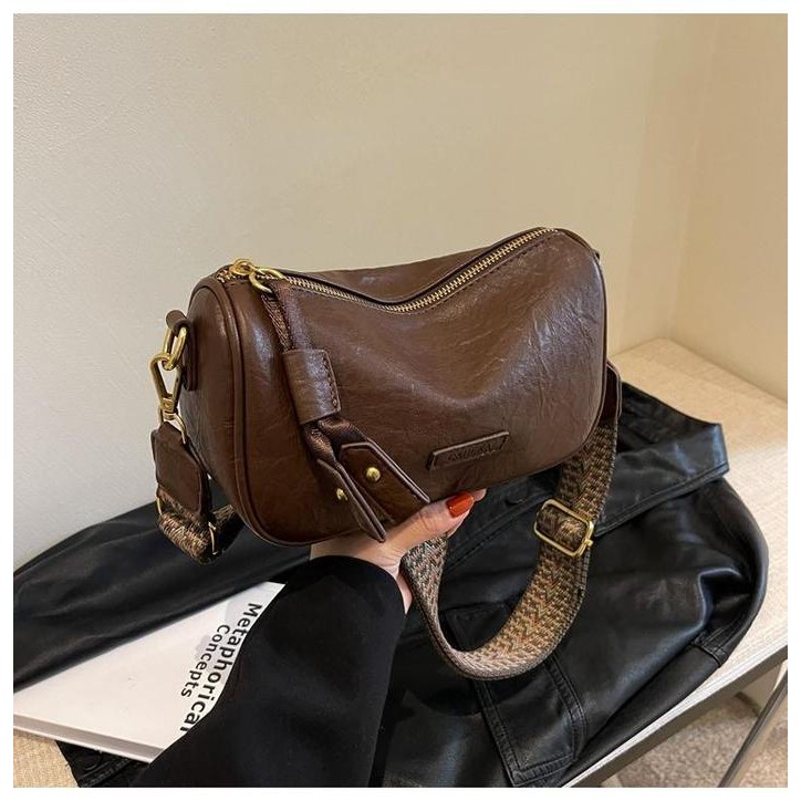 2025 model tas bantal Boston yang sedang tren, dengan tali bahu lebar, tas selempang wanita, tas