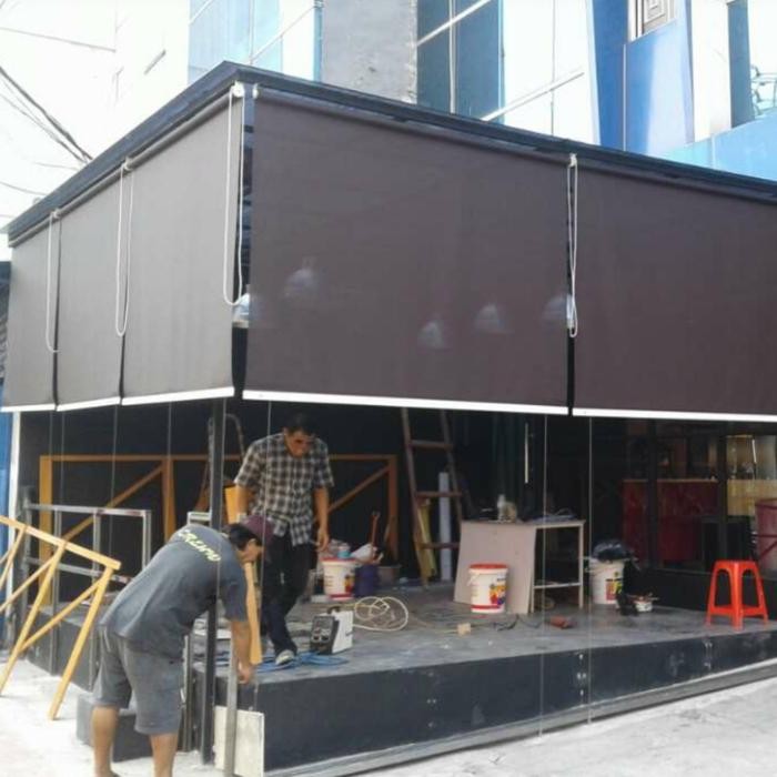 tirai outdoor untuk tampias hujan dan sinar matahari