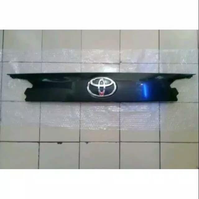 Trunk Lid Belakang Innova Reborn Hitam