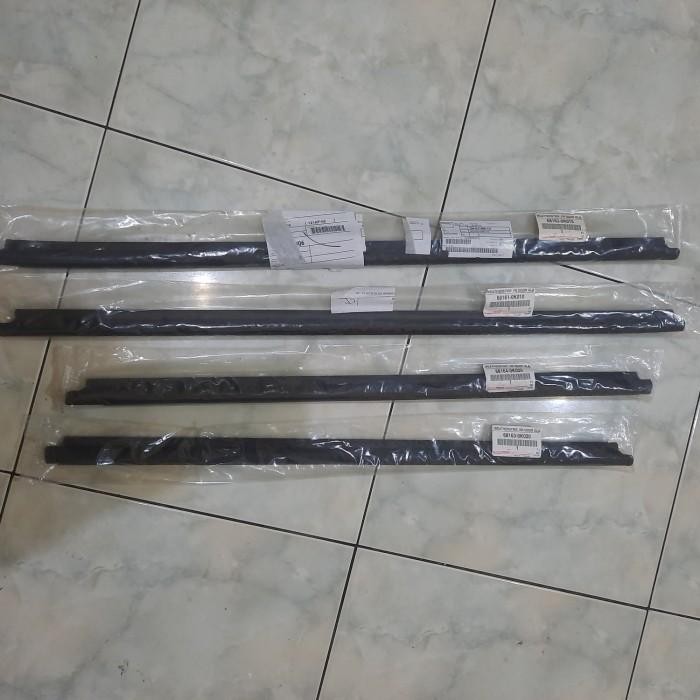 PELIPIT / KARET KACA LUAR PINTU FORTUNER 2006 2007 2008 2009 2010 2011 2012 2013 2014 2015 ORI