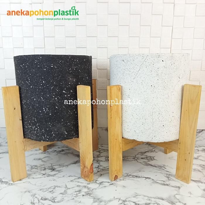 Standing Kayu Kaki 4 Pot Semen Variasi Warna Hitam & Putih Pajangan