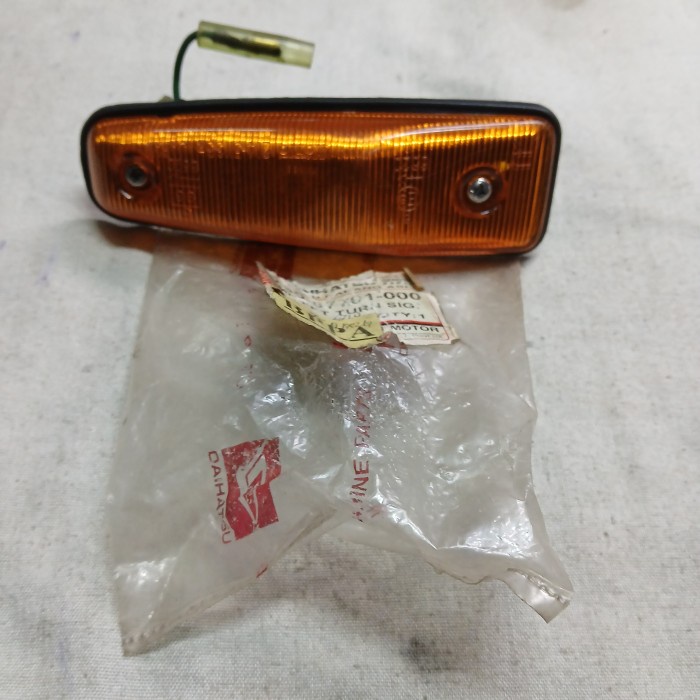 lampu sen fender kanan original daihatsu charade G10 thn79 sp 83
