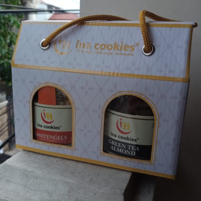 

INA Cookies Hampers Jar Kaca isi 3 / Parcel kue kering box exclusive