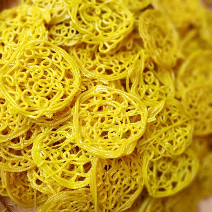 

KERUPUK MIE KUNING MENTAH 1KG