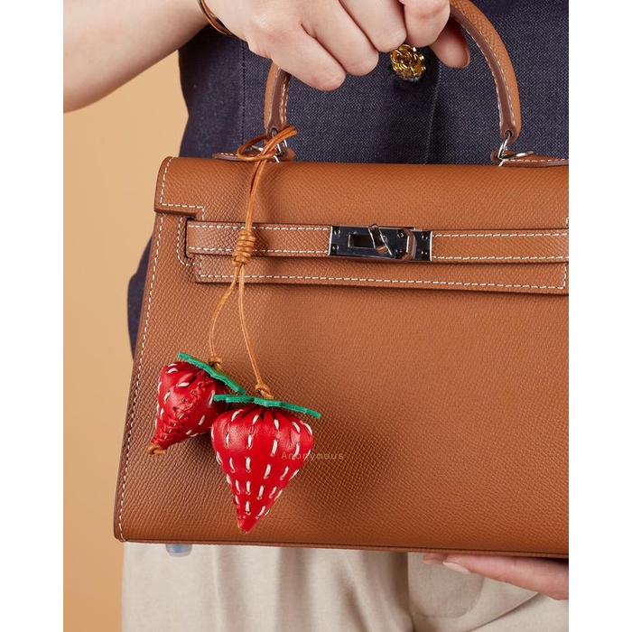 

Terlaris Anonymous Double Strawberry Leather Charm Red (Gantungan Tas) SALE