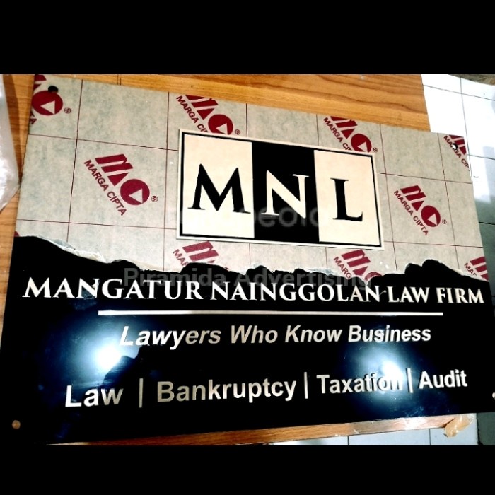 

Papan Nama Akrilik Timbul Hitam Putih