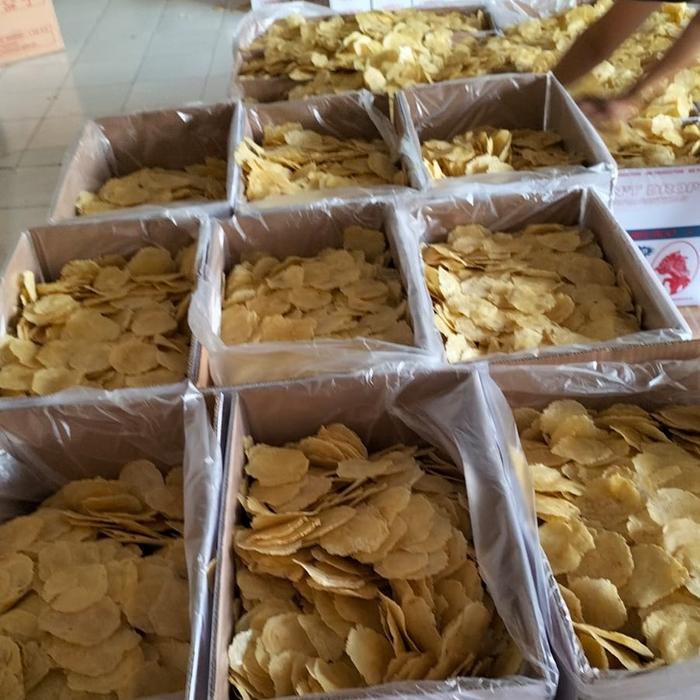 

Emping Melinjo Mentah 1 kg Super Kering Kemasan Kardus merek emping+bublewarp Food Snack