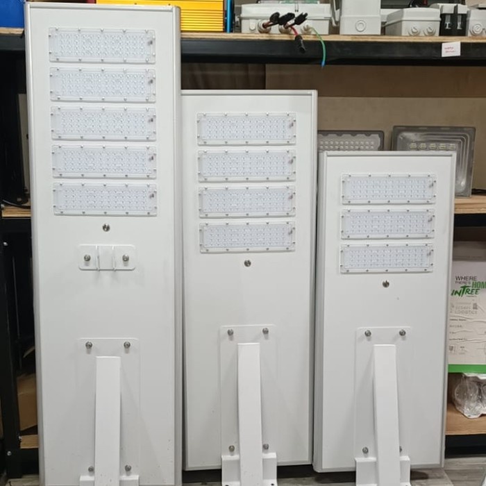 Lampu Pjuts 100W All In One Led 3.2V 84Ah