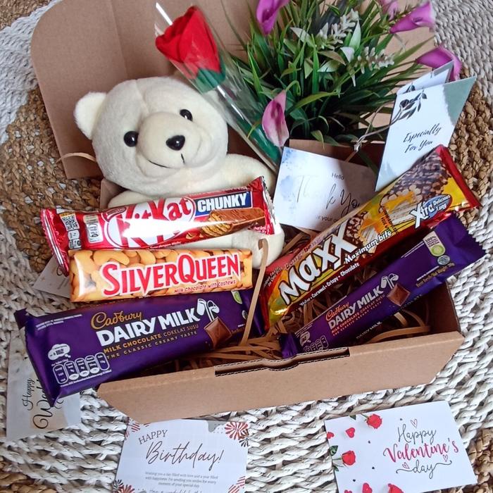 

Gift Box Hampers Hadiah Boneka Mini Bear Kado Ulang Tahun Valentine Wisuda dan Pernikahan Bunga
