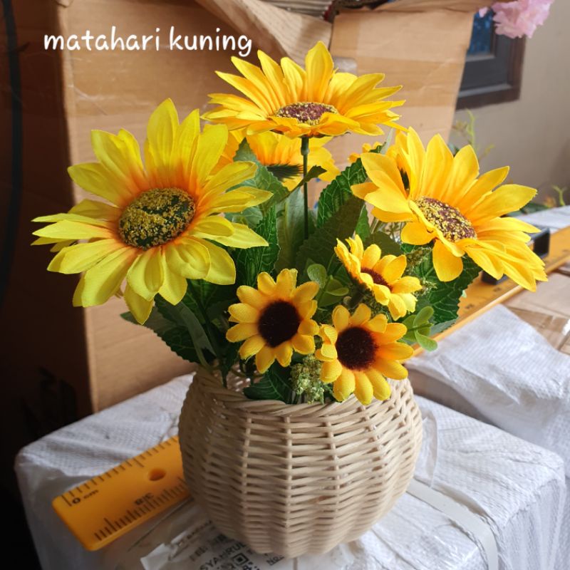 Bunga Matahari + Krisan Vas Rotan Besar Elegan