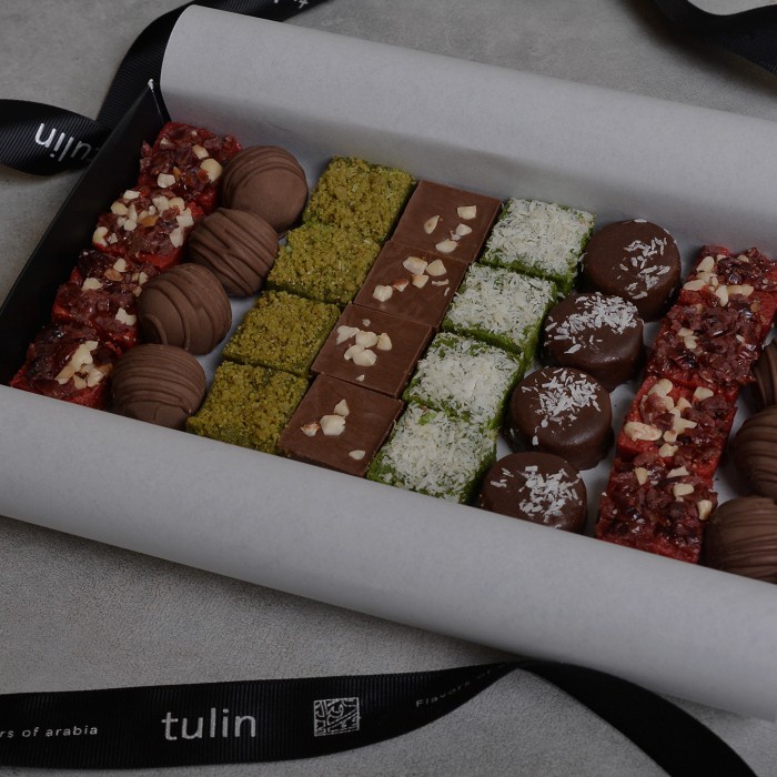 

Mix Dessert Gift Box, Mewah, Elegant, Dessert Kurma Dates, Parcel Eid