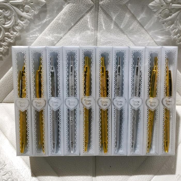 

Souvenir Pulpen Isi 100 Pcs Kemas Mika Cantik Souvenir Pernikahan Gold Silver Stationery