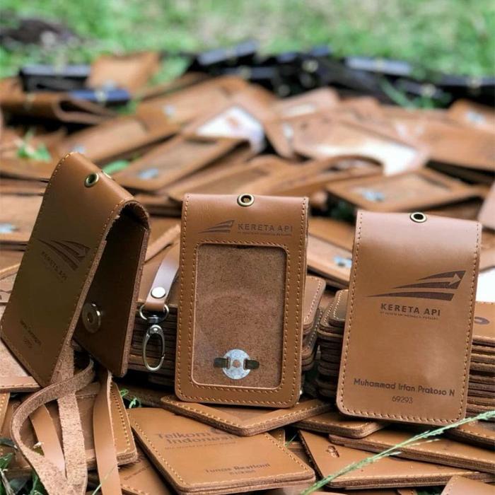 

pintar- ID CARD HOLDER KULIT NAME TAG CUSTOM NAMA & LOGO MODEL C *FREE GRAFIR*