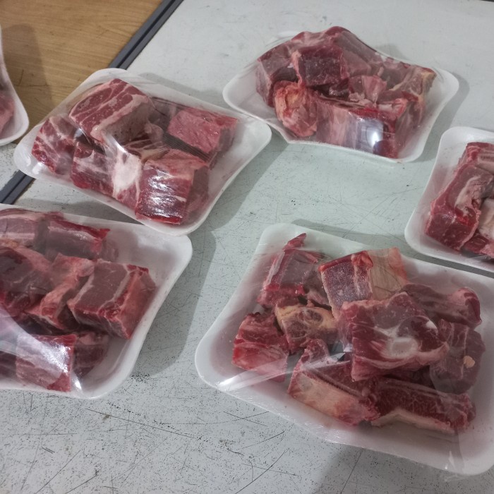 

Lezat- Iga lokal potongan sop Daging tebal Iga lokal 1kg