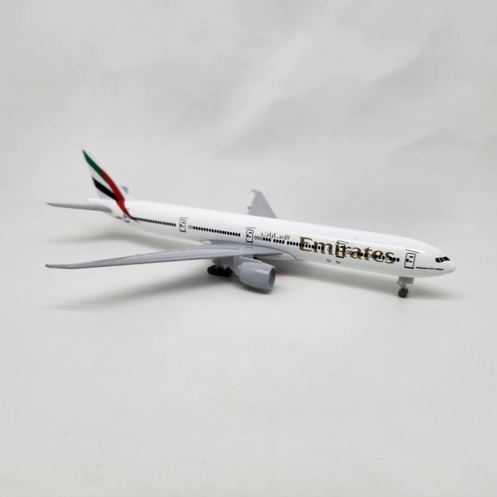 Diecast Pesawat Boeing 777 Emirates Airline 99% Metal Aircraft Model