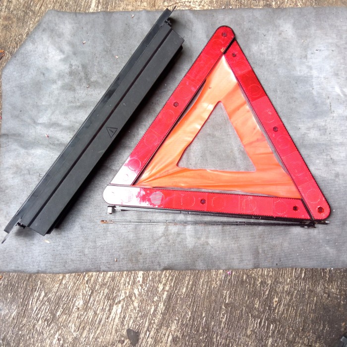 Segitiga Pengaman Original Mercedes Benz Mercy A140 W168 A1688990814 (Bekas)