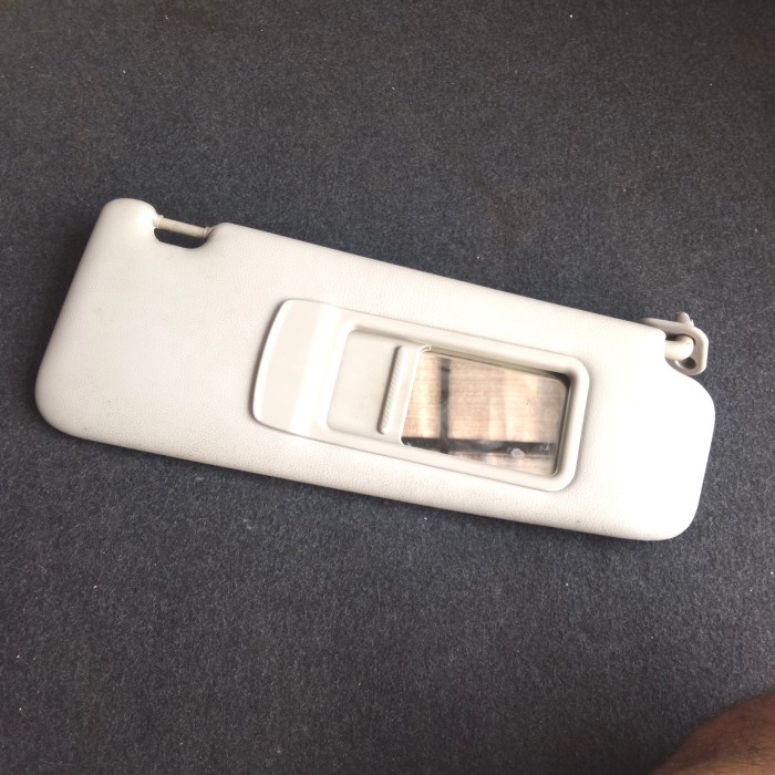 Sunvisor Kanan Bmw E90 Tanpa Switch Lampu (Bekas)