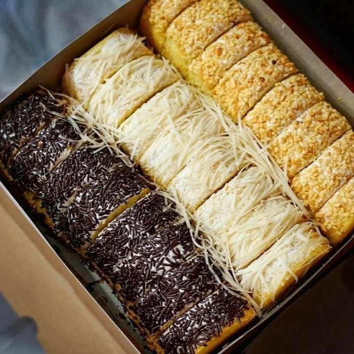 

NewZbgt- Kue Bolu Tiga Rasa Berkrim Lembut Topping Kacang, Keju, Meises Coklat.