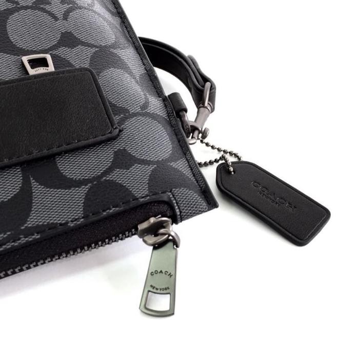 Coach Carryall Pouch in Signature