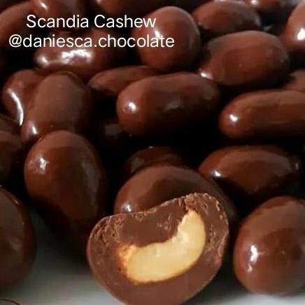 

1kg coklat Scandia cashew coklat isi kacang Mede seperti Delfi mede Terlaris