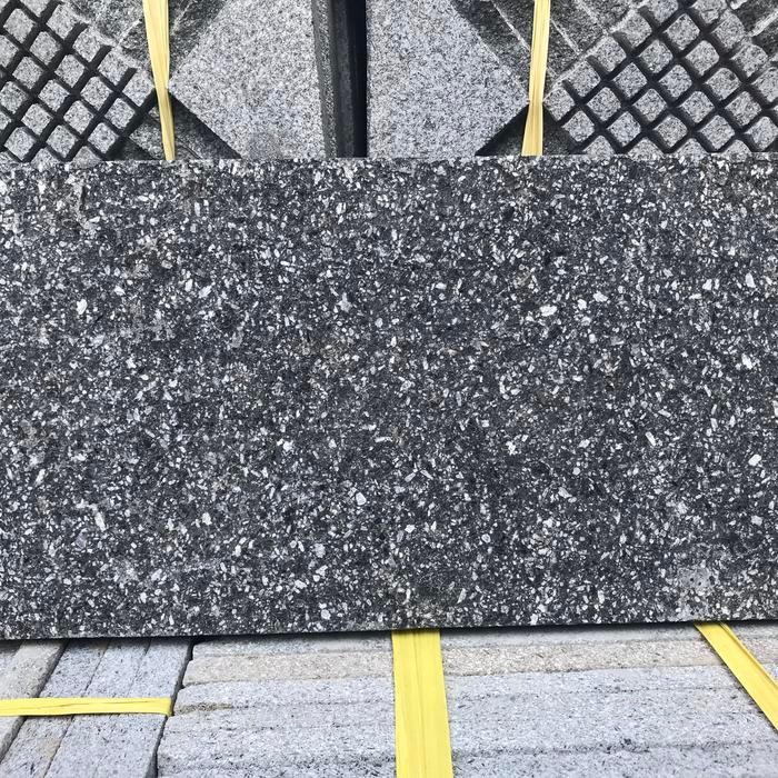 Terlaris basalto hitam 15x30 cm2