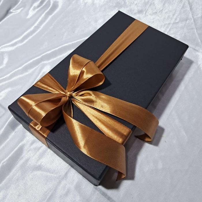 

Pesta- kotak hadiah / Kotak kado / Kotak box / 23x12x5 cm / Berpita