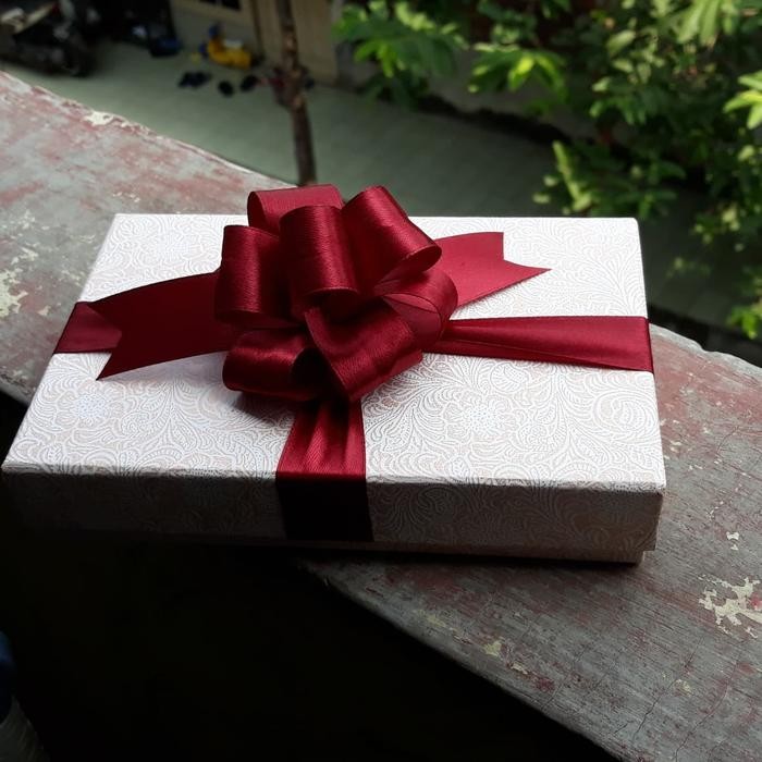 

Pesta- Kotak kado 16.5x11.5x3 cm Free pita Bm8