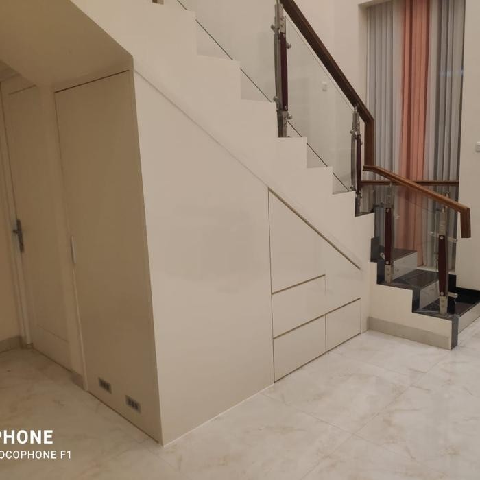 bawah tangga dan penyekat ruang dapur