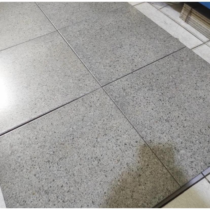 Keramik Lantai Anti Slip Untuk Teras dan Garasi Mulia Stanley Grey 40x40