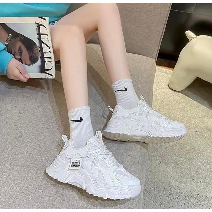 Avanceid Jiwon Sepatu Sneakers Wanita Sekolah Olahraga Sport Hitam Putih Karet Casual Karet Casual