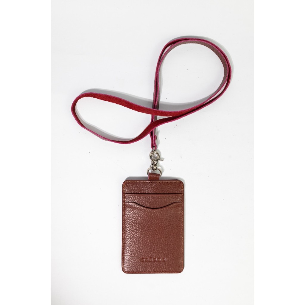 

Tempat Name Tag Bahan Kulit Asli STARKE Hustle Hog Maroon Tekstur