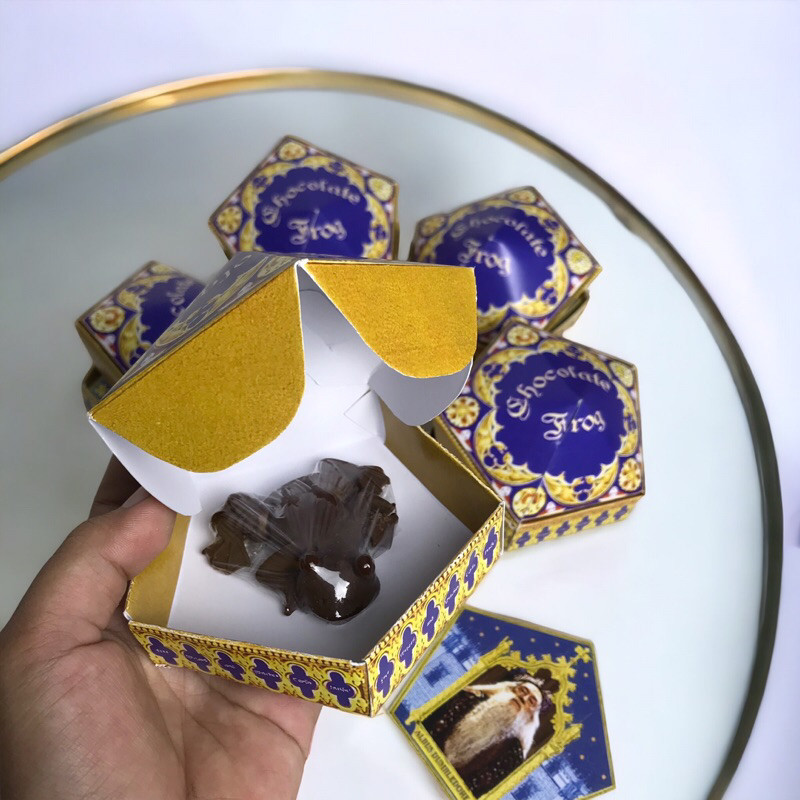

CHO CWEET CHOCOLATE FROG HARRY POTTER COKLAT KARAKTER FILM SOUVENIR HARRY POTTER SOUVENIR POTTER