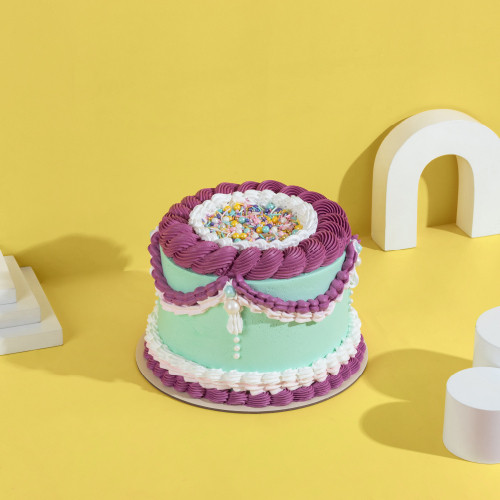 

Cake Pinata dengan Surprise Filling by Cupcakes Company