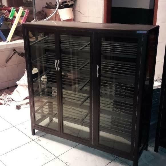 LEMARI SEPATU ALUMUNIUM COKLAT 3PINTU KACA RIBEN