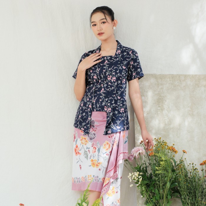 Kebaya Remaja Kutubaru Ajeng Lengan Pendek Meradelima Katun Biru Navy