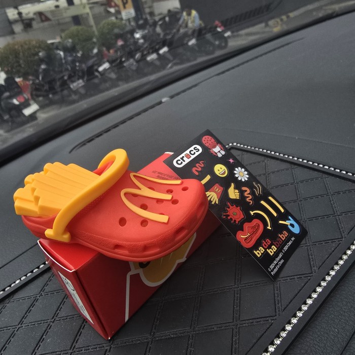 NEW ARRIVAL MCD X CROCS MAINAN TOYS HAPPY MEAL FRENCH FRIES / SANDAL MCD CROCS / MC DONALDS