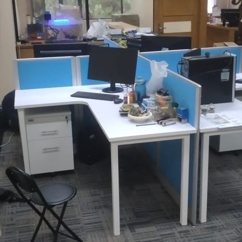 Meja Kantor Partisi Kantor Workstation 4 Orang Indachi