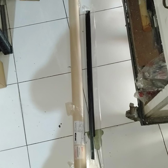 Plipit kaca luar/weatherstrip Suzuki SX4, Neo Baleno depan Kanan
