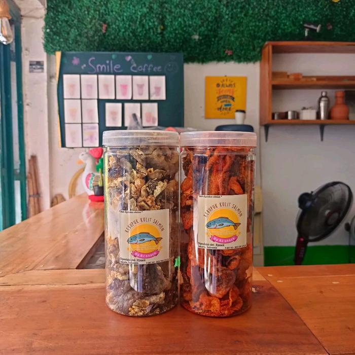 

Paket Hemat kerupuk kulit ikan salmon varian rasa original Dan Spicy Toples Besar 175gr