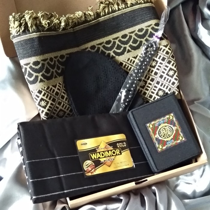 

Hampers Kado Cowok Black Series Kado Ulang Tahun Sarung Sajadah Al-Qur