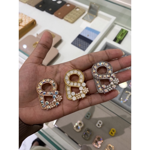 ACCMT- Buttonscarves Signature Alphabet B Brooch