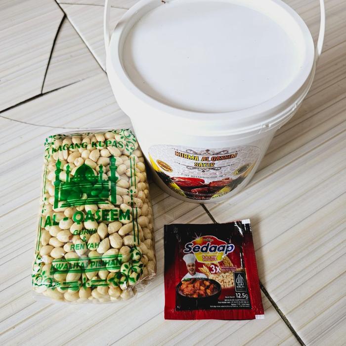 

Paket Kurma Al-Qassim 500 Gram + Kacang Kupas Asli Tuban 350 Gram + Bonus 1 Sachet Kecap - Snack,
